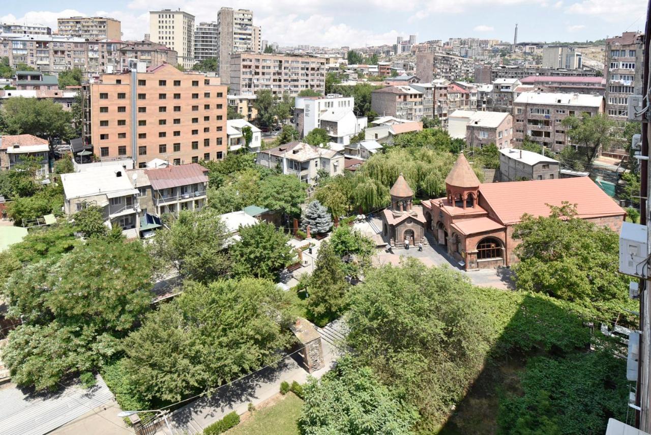 Hotel In Center Of Yerevan Bagian luar foto