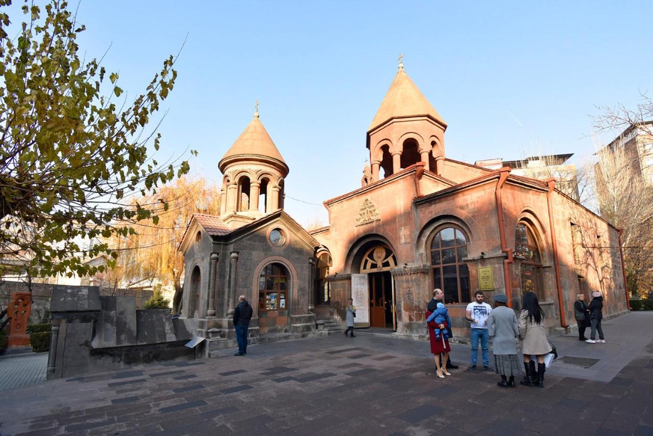 Hotel In Center Of Yerevan Bagian luar foto